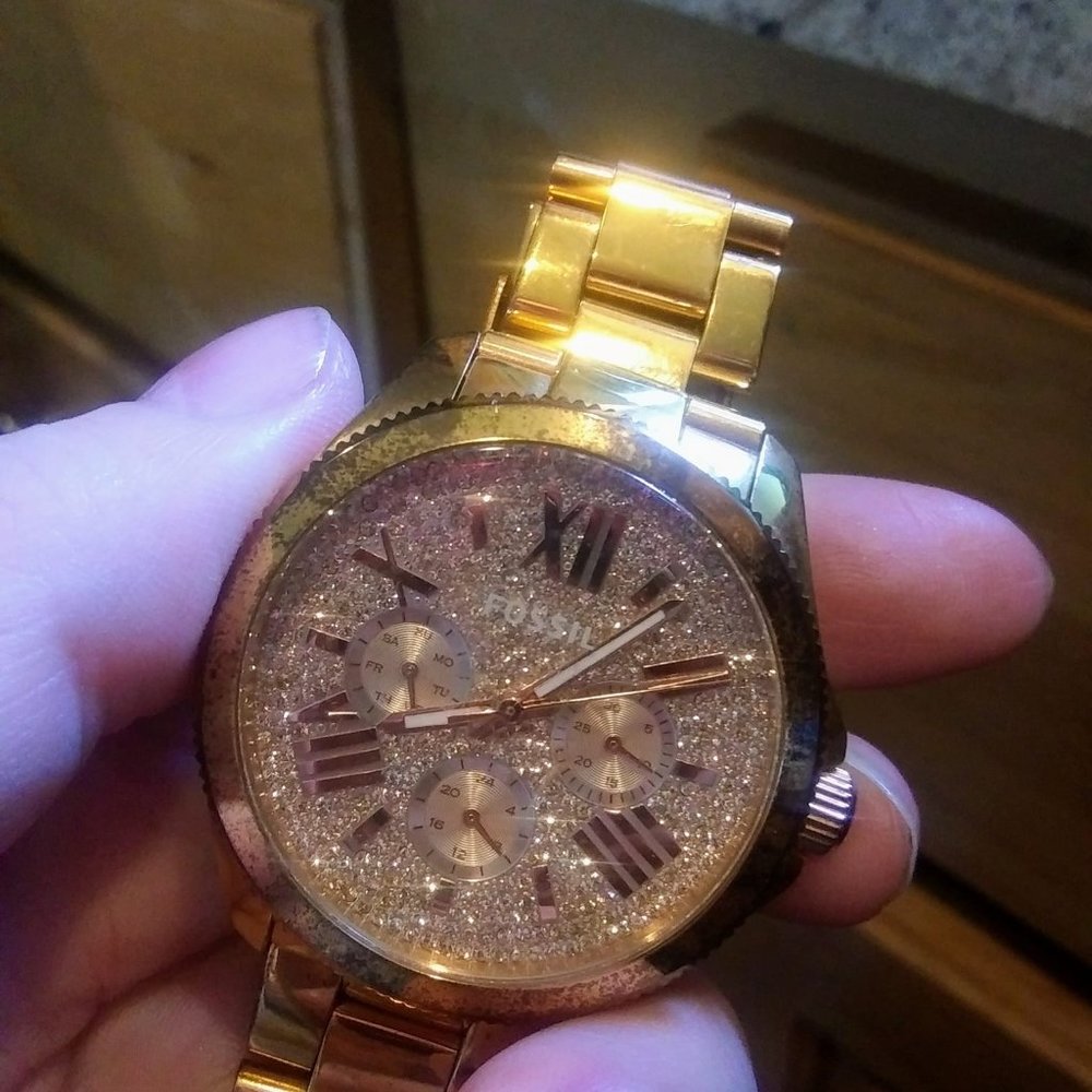 Beautiful Fossil Watch in a Rose Tone with Sparkly Crystal Face